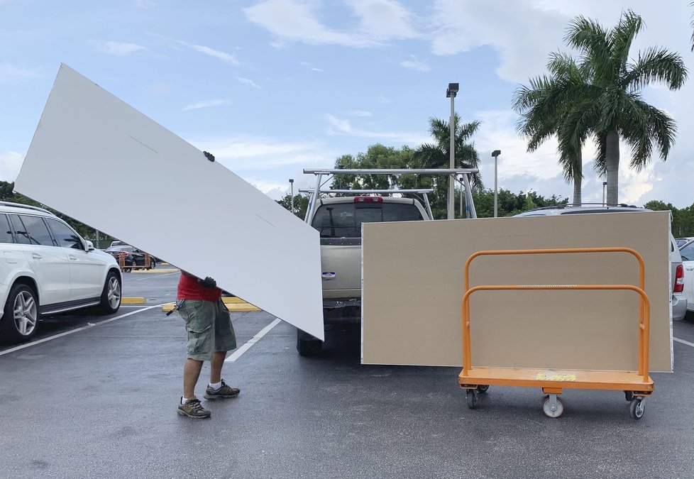 Američané se připravují na úder hurikánu Dorian, (30.08.2019).
