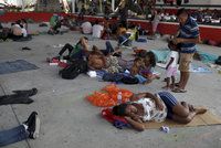 Vši, málo jídla a spánek na betonu. Děti migrantů přesunou z cel do stanů