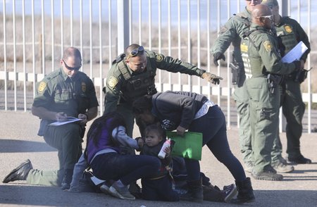 Migranti mířící ze Střední Ameriky do USA často skončí v detenčních centrech, jsou mezi nimi i malé děti a těhotné ženy.