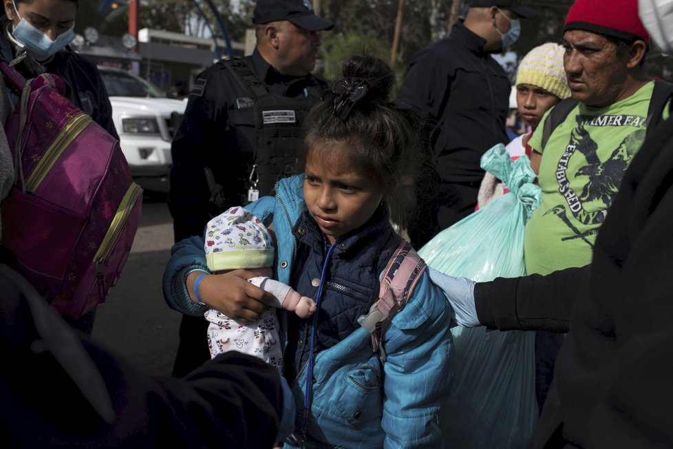 Migranti mířící ze Střední Ameriky do USA často skončí v detenčních centrech, jsou mezi nimi i malé děti a těhotné ženy.