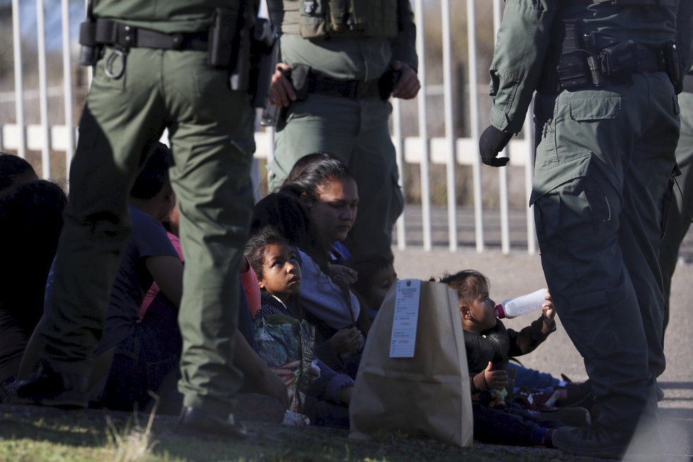 Migranti mířící ze Střední Ameriky do USA často skončí v detenčních centrech, jsou mezi nimi i malé děti a těhotné ženy.