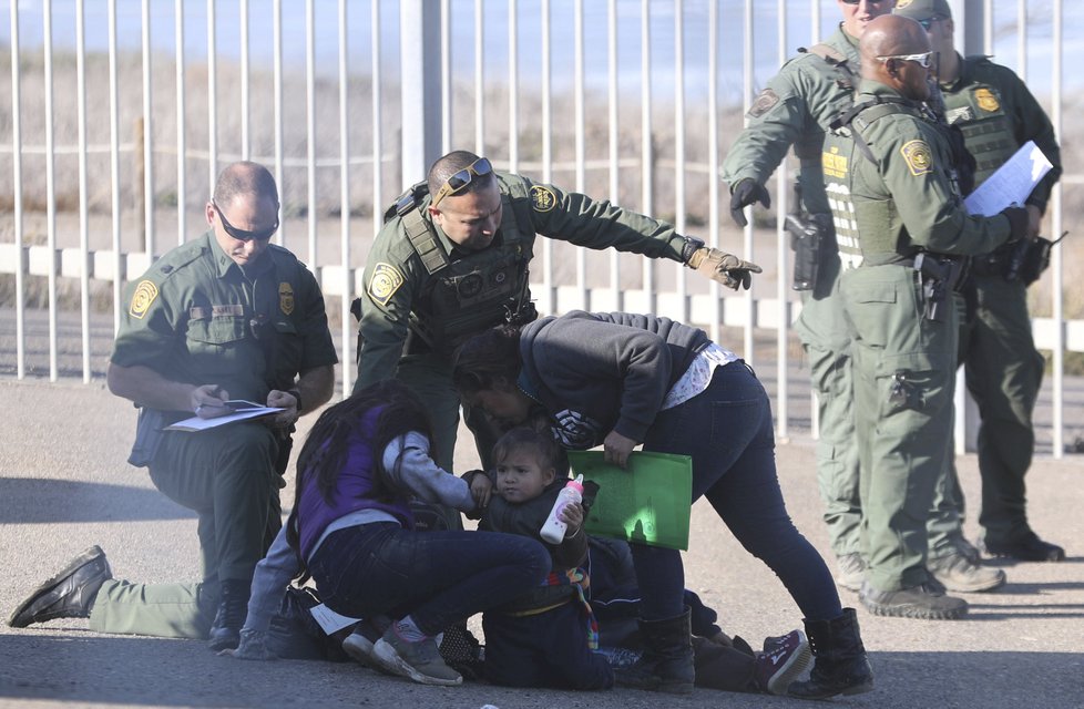 Kvůli Trumpově politice nulové tolerance vůči nelegálním migrantům docházelo na hranicích k rozdělování rodin.