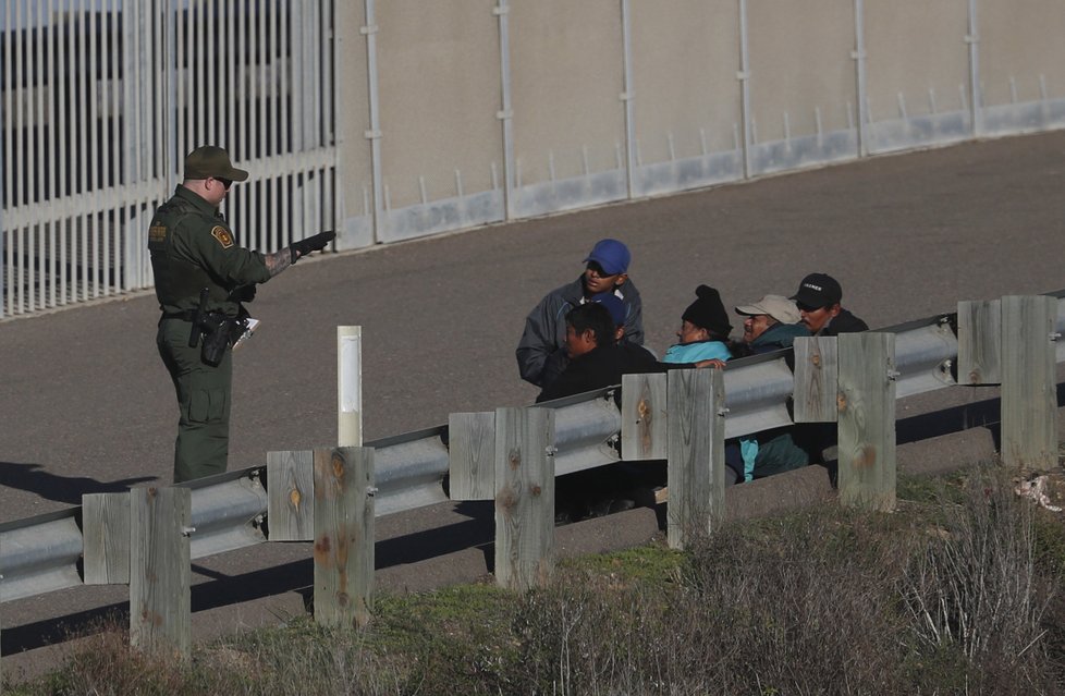 Migranti mířící ze Střední Ameriky do USA často skončí v detenčních centrech, jsou mezi nimi i malé děti a těhotné ženy.