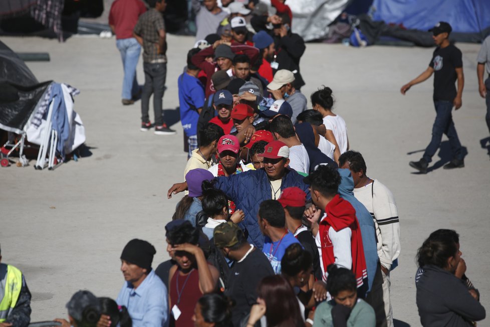 Migranti mířící ze Střední Ameriky do USA často skončí v detenčních centrech, jsou mezi nimi i malé děti a těhotné ženy. Podobnou cestu absolvují i mnozí z cizinci (často z Indie nebo Nepálu), kteří se předtím dostali do jihoamerického Chile.