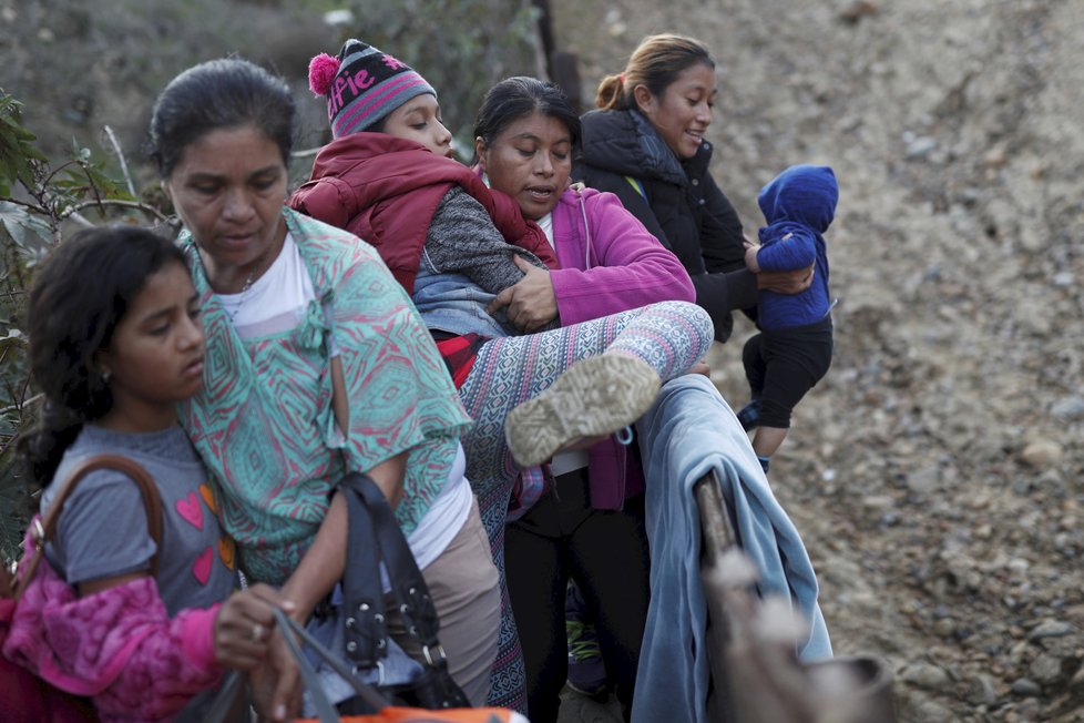 Migranti mířící ze Střední Ameriky do USA často skončí v detenčních centrech, jsou mezi nimi i malé děti a těhotné ženy.