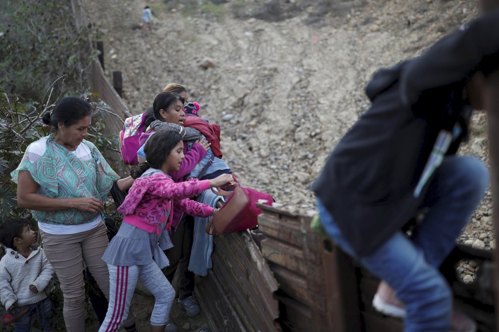 Migranti mířící ze Střední Ameriky do USA často skončí v detenčních centrech, jsou mezi nimi i malé děti a těhotné ženy. Podobnou cestu absolvují i mnozí z cizinci (často z Indie nebo Nepálu), kteří se předtím dostali do jihoamerického Chile.