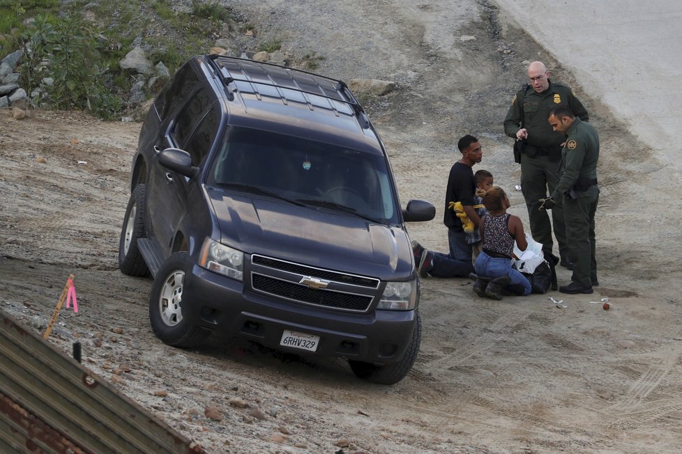 Migranti mířící ze Střední Ameriky do USA často skončí v detenčních centrech, jsou mezi nimi i malé děti a těhotné ženy. Podobnou cestu absolvují i mnozí z cizinci (často z Indie nebo Nepálu), kteří se předtím dostali do jihoamerického Chile.