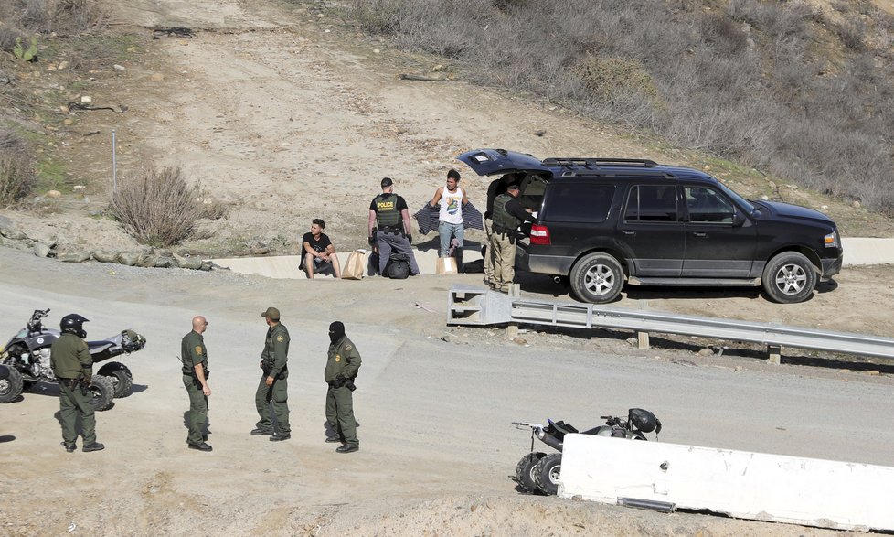 Migranti mířící ze Střední Ameriky do USA často skončí v detenčních centrech, jsou mezi nimi i malé děti a těhotné ženy. Podobnou cestu absolvují i mnozí z cizinci (často z Indie nebo Nepálu), kteří se předtím dostali do jihoamerického Chile.