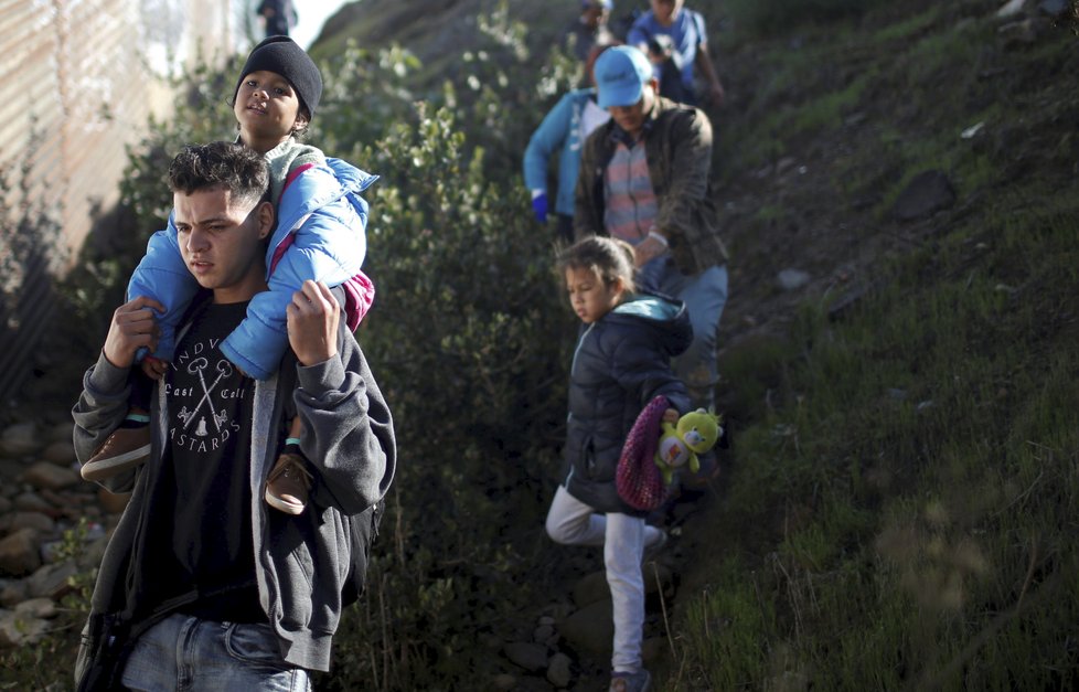 Migranti mířící ze Střední Ameriky do USA často skončí v detenčních centrech, jsou mezi nimi i malé děti a těhotné ženy.