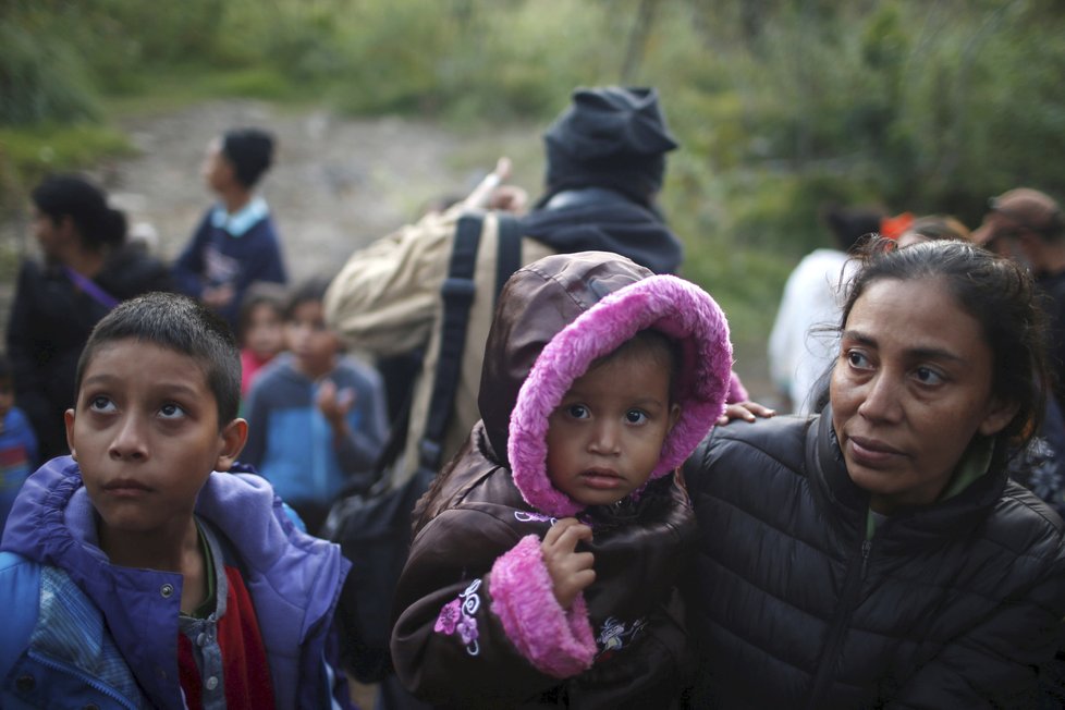 Migranti mířící ze Střední Ameriky do USA často skončí v detenčních centrech, jsou mezi nimi i malé děti a těhotné ženy.