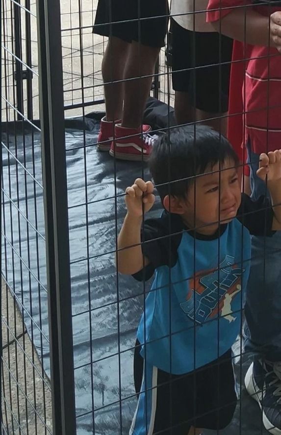 Na americko-mexické hranici jsou děti oddělovány od svých rodin. Později skončí v klecích v provizorních detenčních centrech.