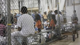 Na americko-mexické hranici jsou děti oddělovány od svých rodin. Později skončí v klecích v provizorních detenčních centrech.