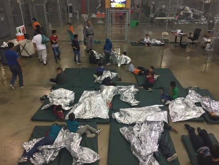 Na americko-mexické hranici pod politikou nulové tolerance byly děti oddělovány od svých rodin. Později skončily v klecích v provizorních detenčních centrech.
