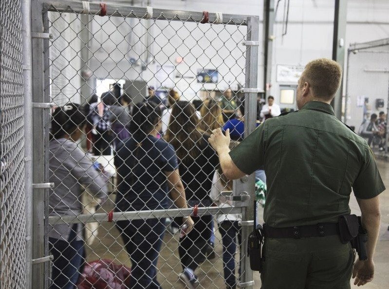 V USA vyvolaly tento týden silnou kritiku veřejnosti i politiků obrázky dětí migrantů internovaných za mřížemi v detenčních zařízeních poté, co byly odebrány rodičům.