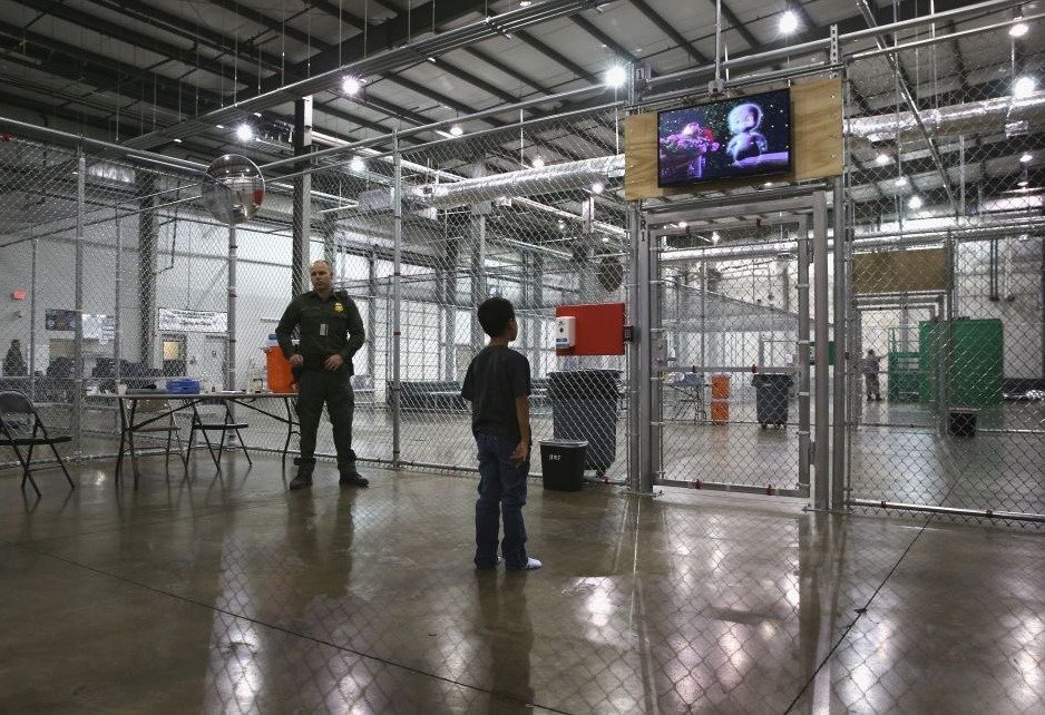 Na americko-mexické hranici jsou děti oddělovány od svých rodin. Později skončí v klecích v provizorních detenčních centrech.