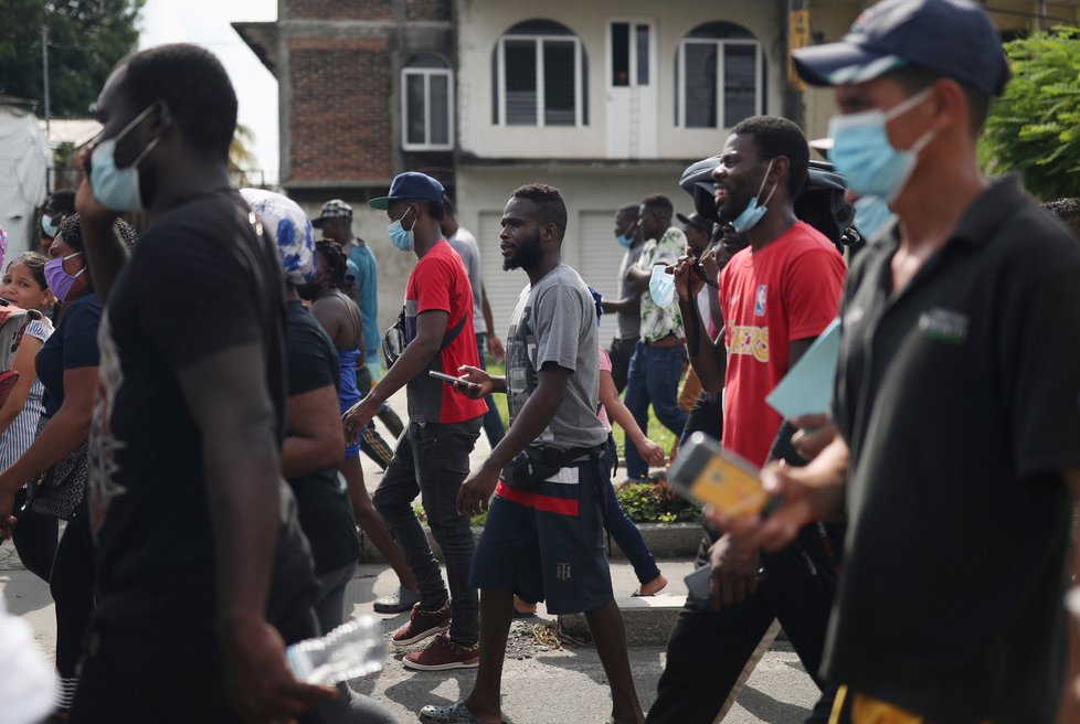 Na jihu USA pokračuje zásah proti táboru migrantů, nejméně stovky jej opustily.