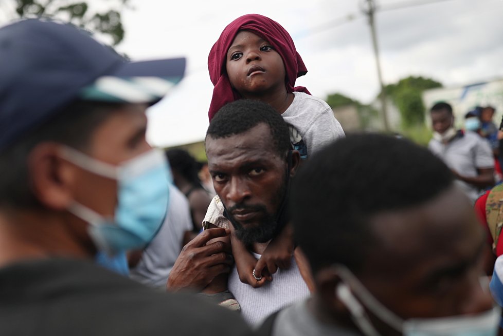 Na jihu USA pokračuje zásah proti táboru migrantů, nejméně stovky jej opustily.