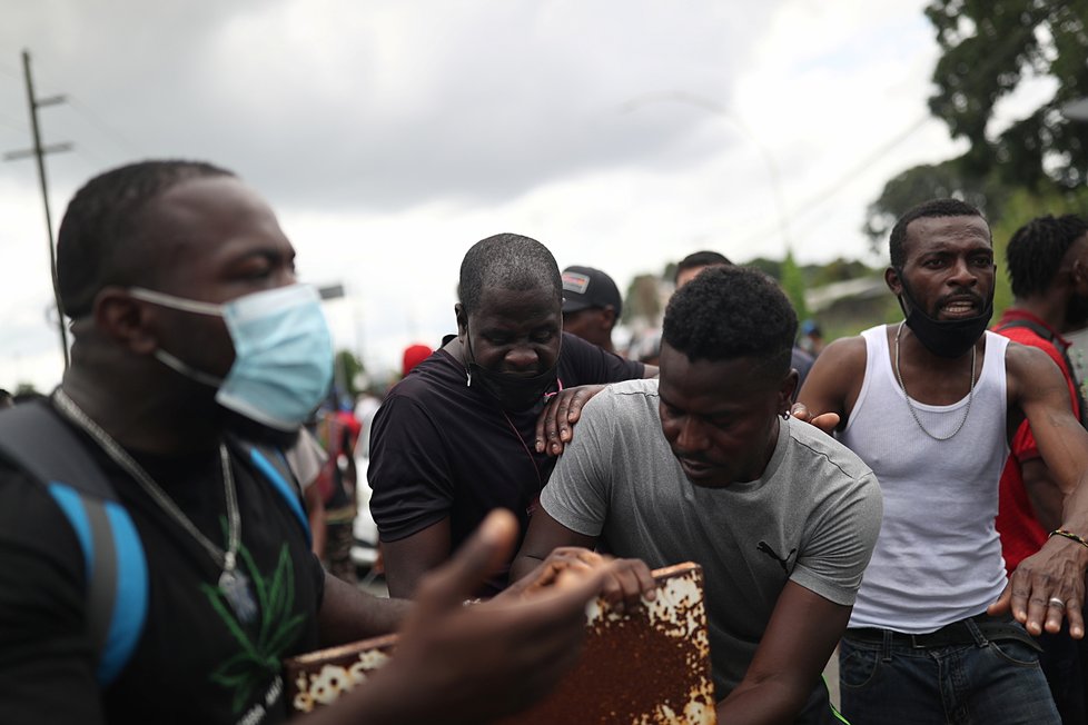 Na jihu USA pokračuje zásah proti táboru migrantů, nejméně stovky jej opustily