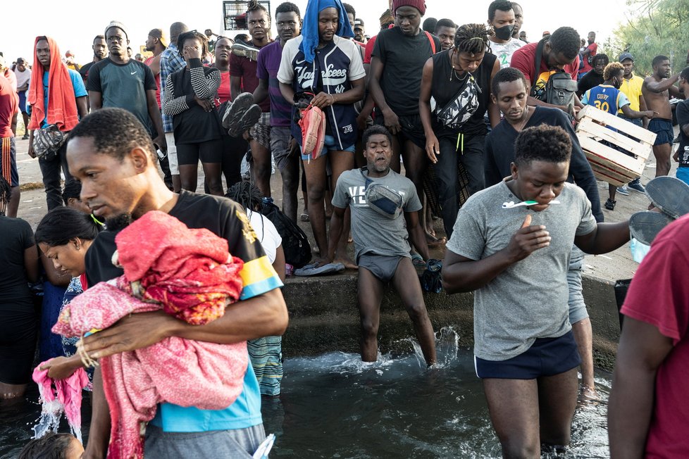 Na jihu USA pokračuje zásah proti táboru migrantů, nejméně stovky jej opustily.