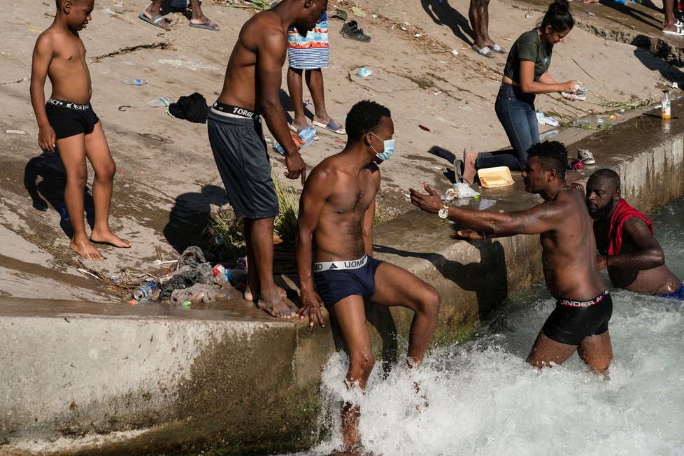 Na jihu USA pokračuje zásah proti táboru migrantů, nejméně stovky jej opustily.