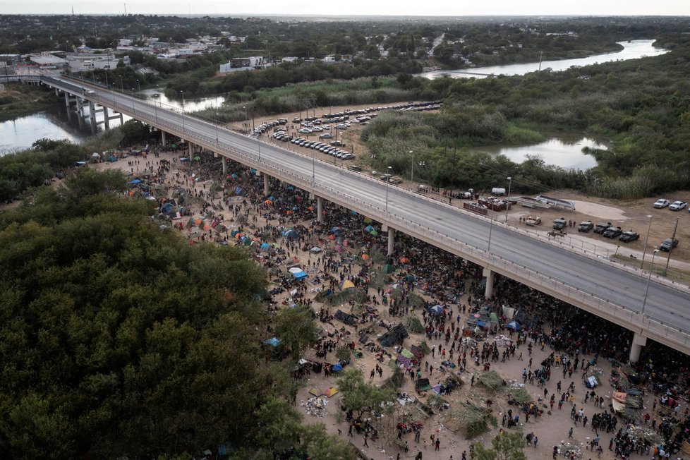 Na jihu USA pokračuje zásah proti táboru migrantů, nejméně stovky jej opustily