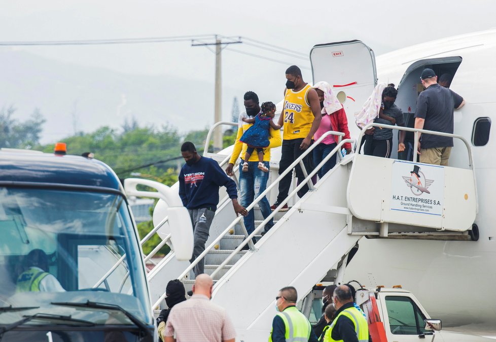 Na jihu USA pokračuje zásah proti táboru migrantů, nejméně stovky jej opustily