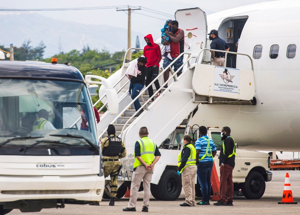 Na jihu USA pokračuje zásah proti táboru migrantů, nejméně stovky jej opustily