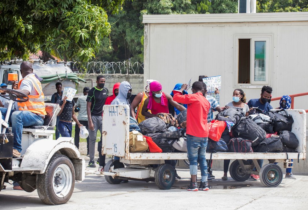 Na jihu USA pokračuje zásah proti táboru migrantů, nejméně stovky jej opustily