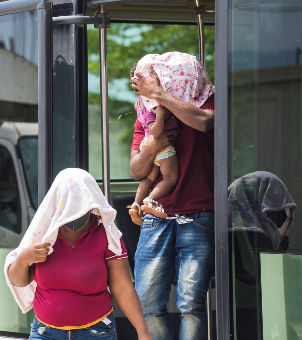 Na jihu USA pokračuje zásah proti táboru migrantů, nejméně stovky jej opustily