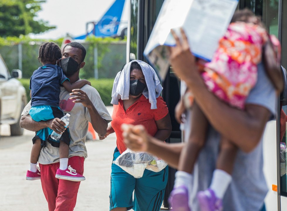 Na jihu USA pokračuje zásah proti táboru migrantů, nejméně stovky jej opustily