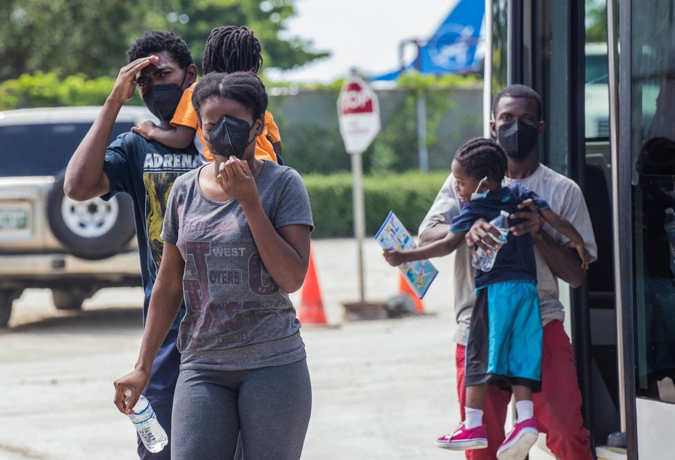 Na jihu USA pokračuje zásah proti táboru migrantů, nejméně stovky jej opustily