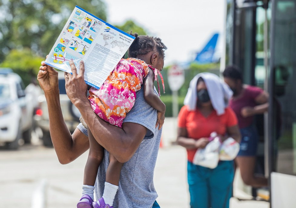 Na jihu USA pokračuje zásah proti táboru migrantů, nejméně stovky jej opustily