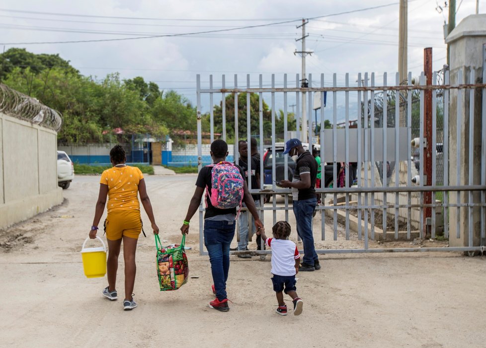 Na jihu USA pokračuje zásah proti táboru migrantů, nejméně stovky jej opustily