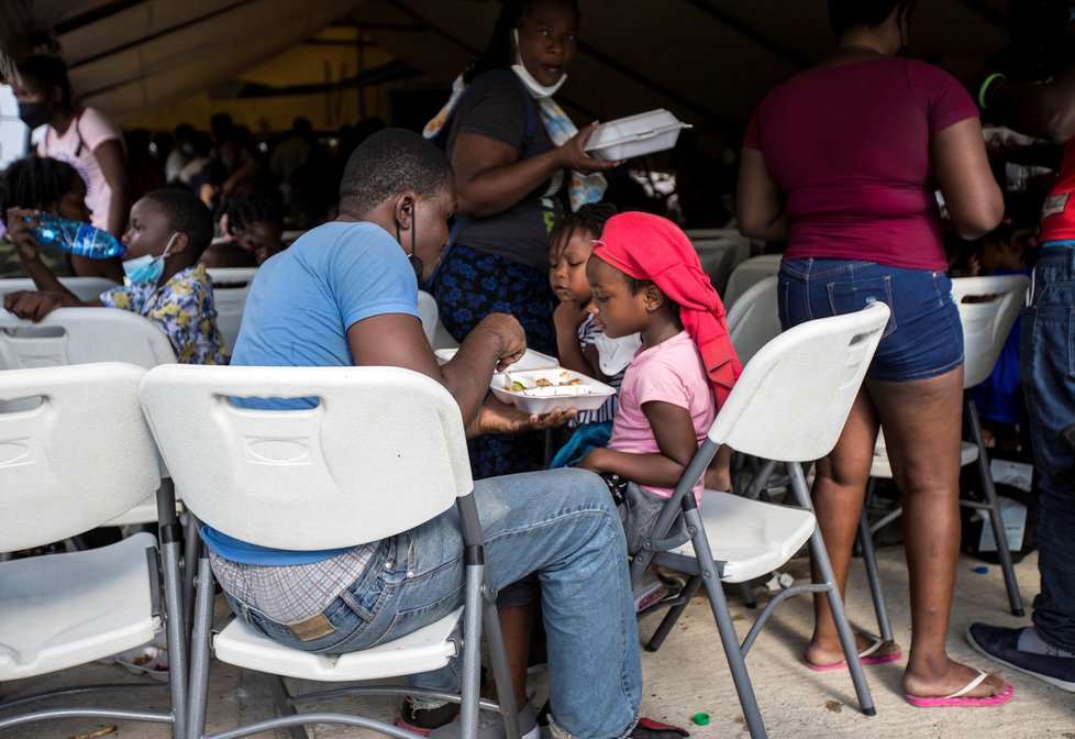 Na jihu USA pokračuje zásah proti táboru migrantů, nejméně stovky jej opustily