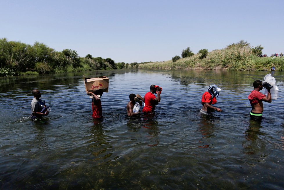 Na jihu USA pokračuje zásah proti táboru migrantů, nejméně stovky jej opustily