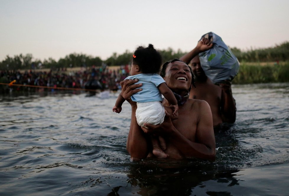 Na jihu USA pokračuje zásah proti táboru migrantů, nejméně stovky jej opustily