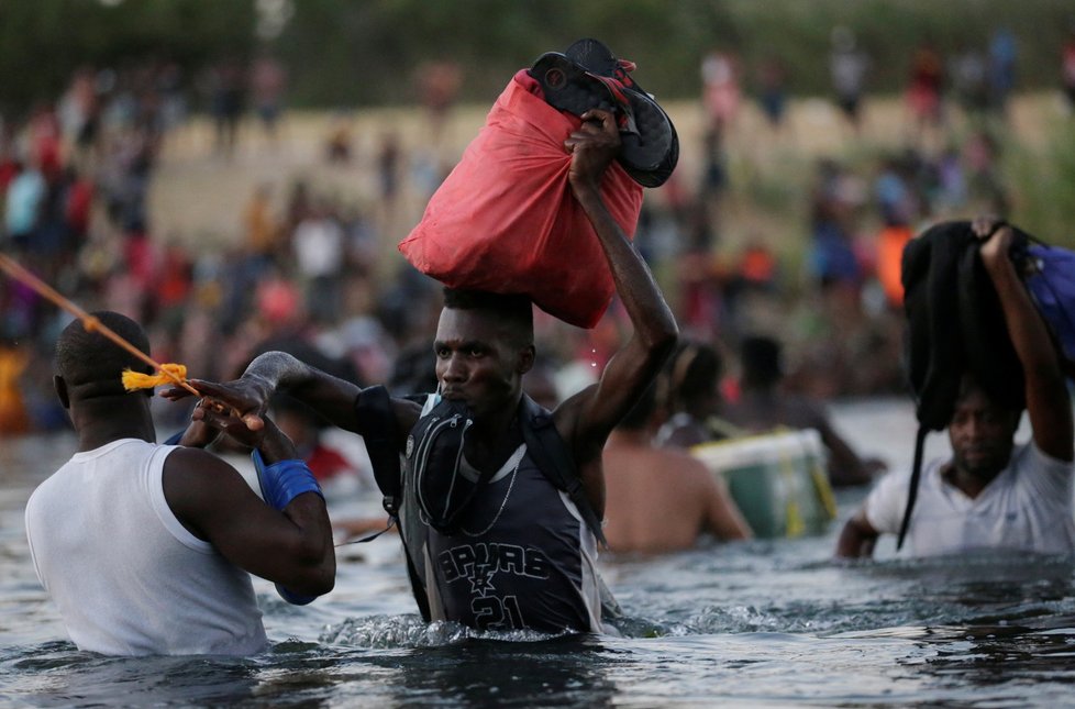 Na jihu USA pokračuje zásah proti táboru migrantů, nejméně stovky jej opustily