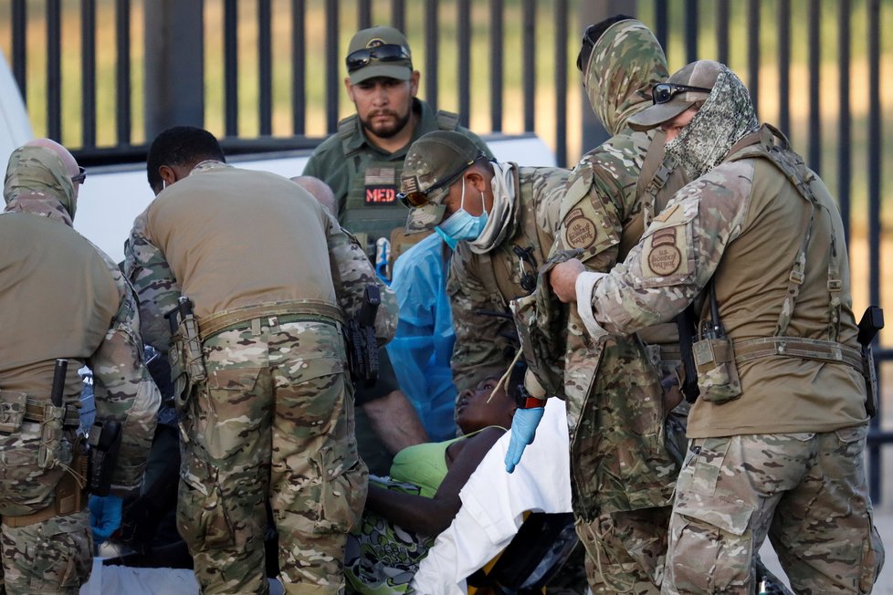 Na jihu USA pokračuje zásah proti táboru migrantů, nejméně stovky jej opustily