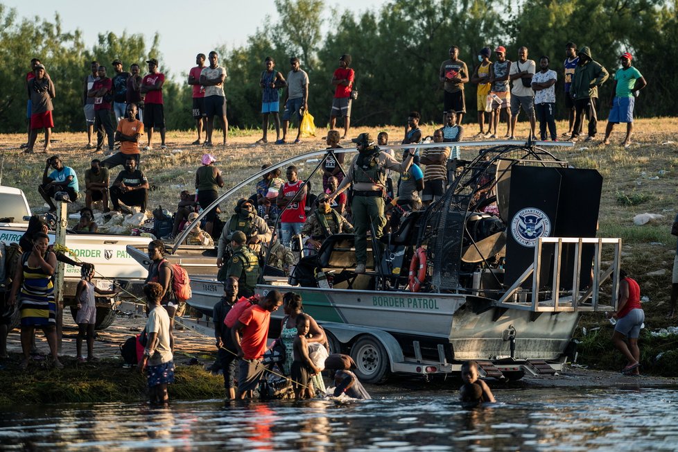 Na jihu USA pokračuje zásah proti táboru migrantů, nejméně stovky jej opustily