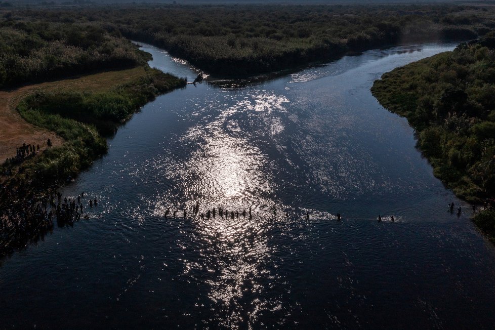 Na jihu USA pokračuje zásah proti táboru migrantů, nejméně stovky jej opustily