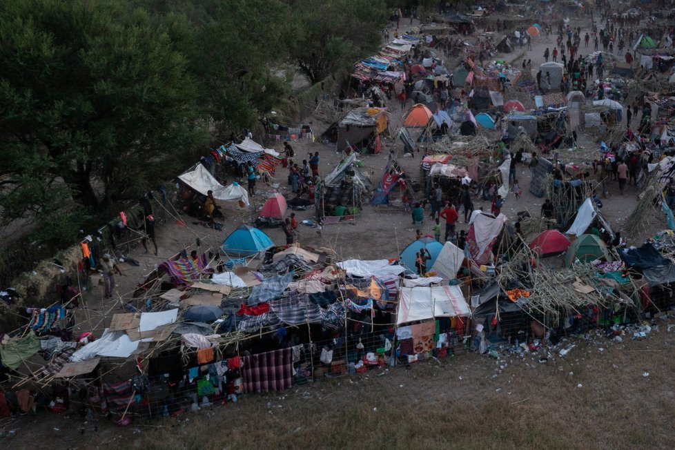 Na jihu USA pokračuje zásah proti táboru migrantů, nejméně stovky jej opustily