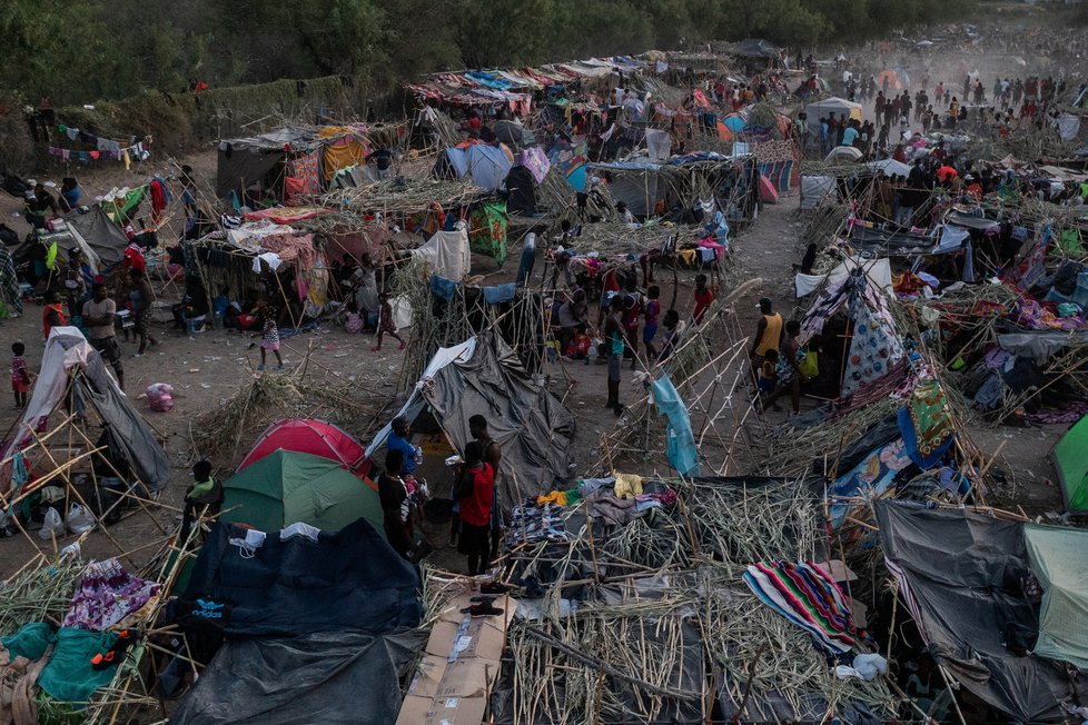 Na jihu USA pokračuje zásah proti táboru migrantů, nejméně stovky jej opustily