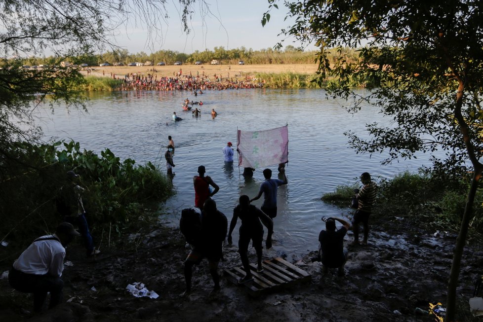 Na jihu USA pokračuje zásah proti táboru migrantů, nejméně stovky jej opustily