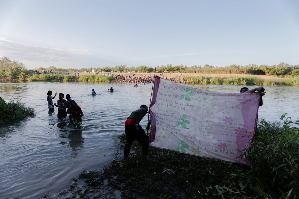 Na jihu USA pokračuje zásah proti táboru migrantů, nejméně stovky jej opustily.