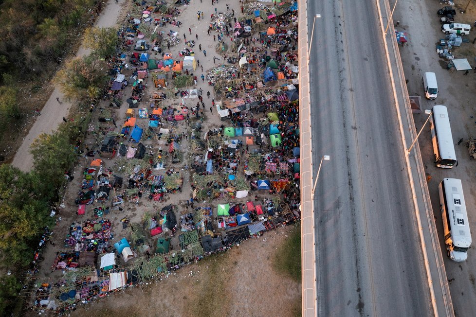 Na jihu USA pokračuje zásah proti táboru migrantů, nejméně stovky jej opustily