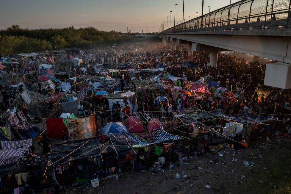 Na jihu USA pokračuje zásah proti táboru migrantů, nejméně stovky jej opustily.
