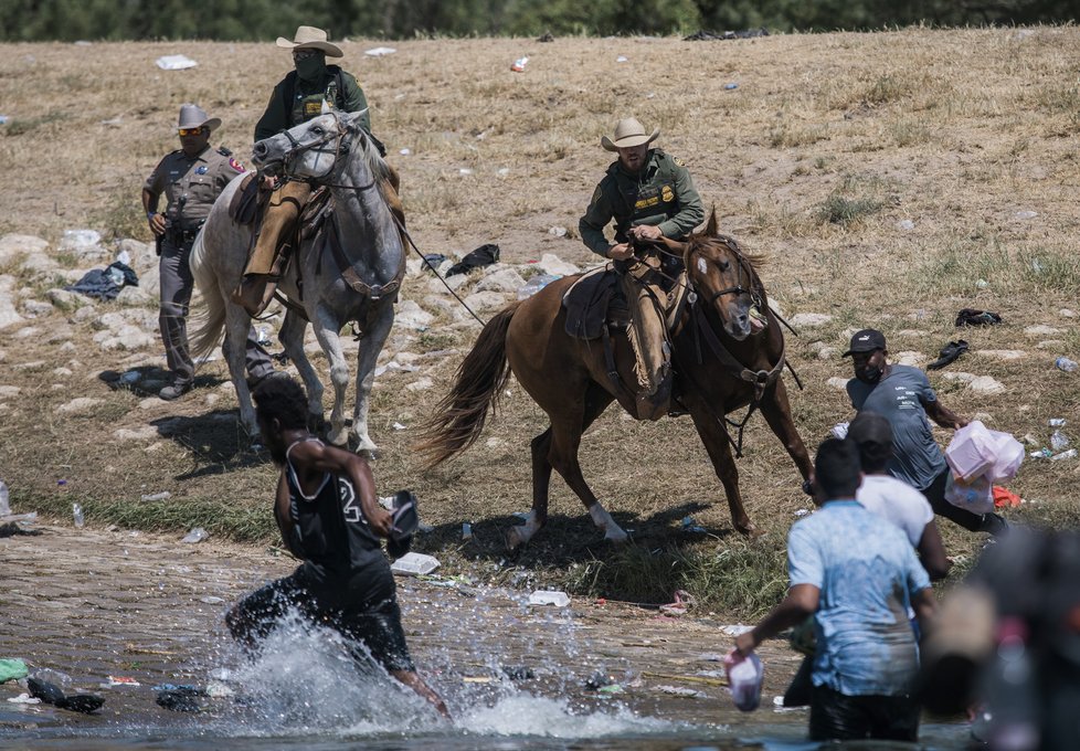 Na jihu USA pokračuje zásah proti táboru migrantů, nejméně stovky jej opustily.