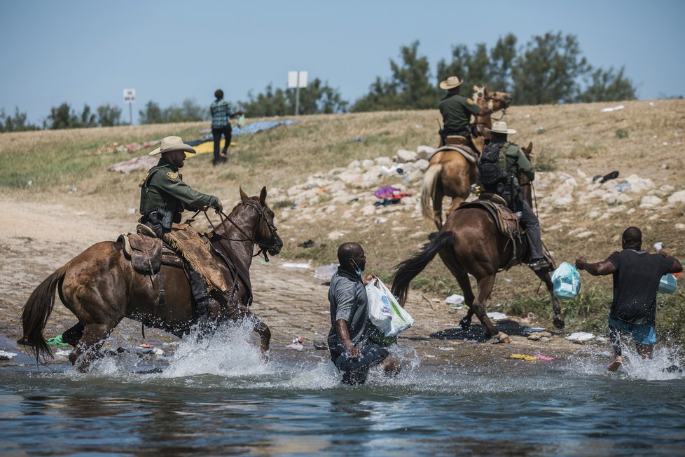 Na jihu USA pokračuje zásah proti táboru migrantů, nejméně stovky jej opustily.