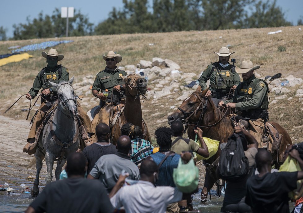 Na jihu USA pokračuje zásah proti táboru migrantů, nejméně stovky jej opustily