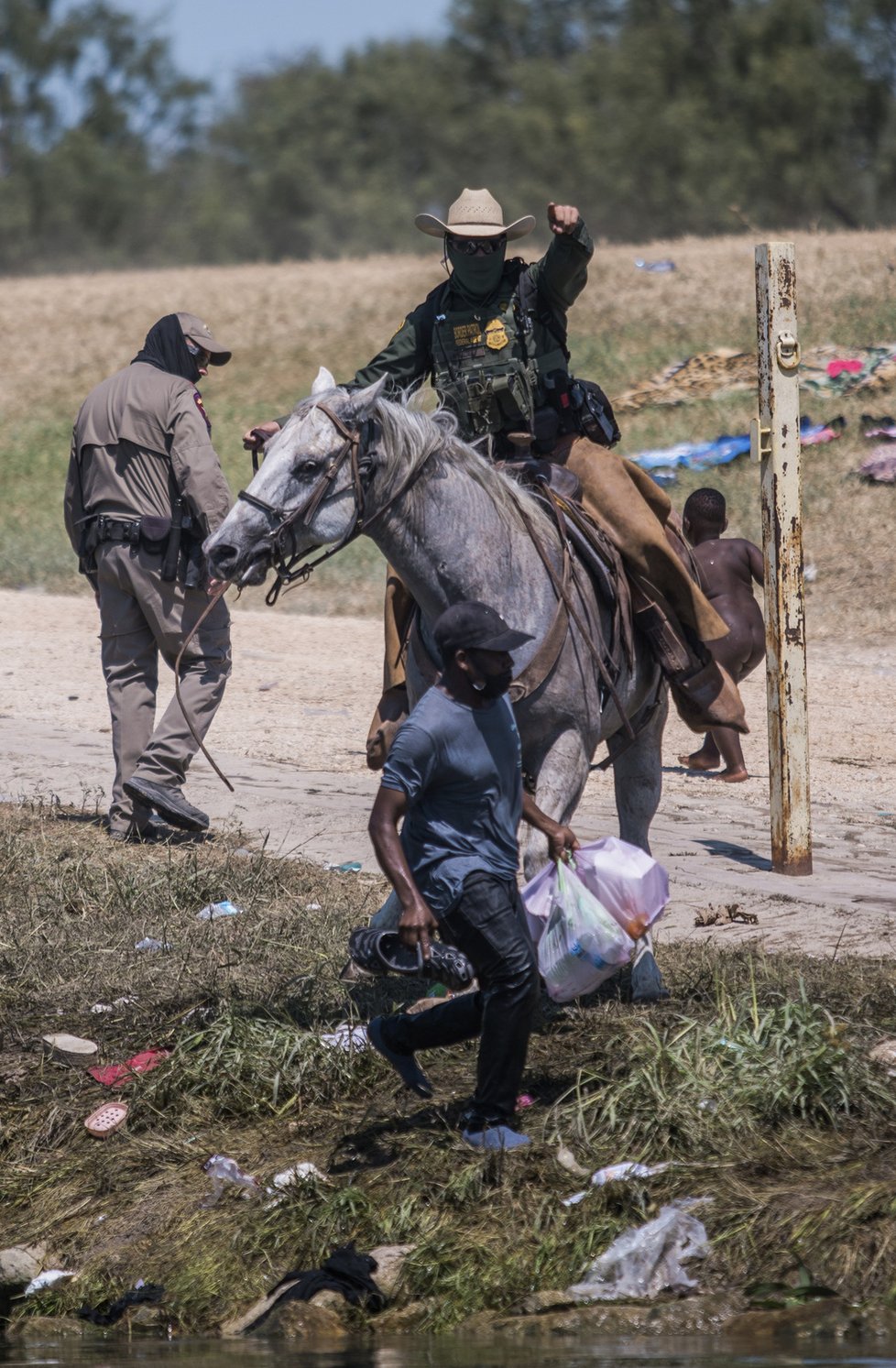 Na jihu USA pokračuje zásah proti táboru migrantů, nejméně stovky jej opustily